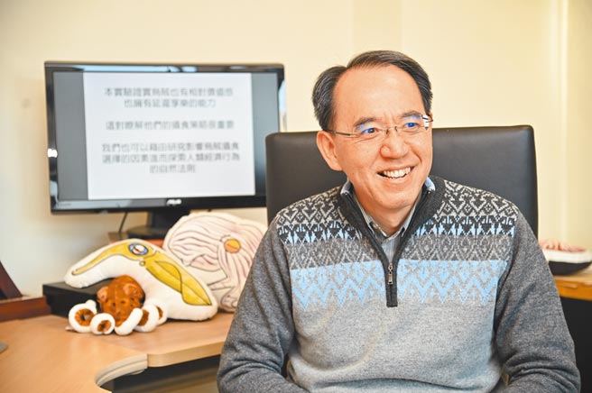 清华大学特聘教授焦传金为知名系统神经科学家，现任教务长，谈起乌贼，活力十足。（清大提供／李侑珊台北传真）