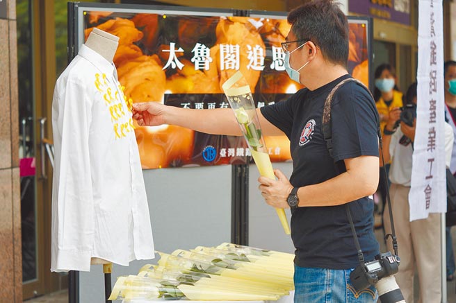 台铁产业工会1日在台北车站东三门前举办「太鲁阁追思会—不要再有下一位受害者」追思活动，邀请民眾繫上黄丝带，为逝者祈祷。（中央社）