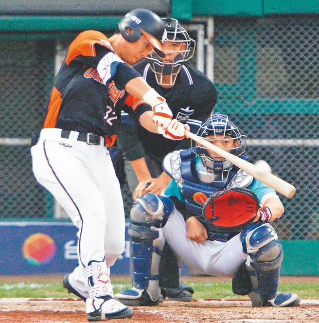 职棒悍将与统一之战，统一苏智杰在3局上击出满贯炮。（季志翔摄）