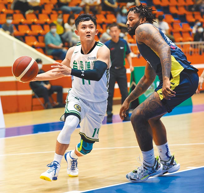台啤後衛蔣淯安運球突破九太洋將JC戰象的防守，準備上籃取分。（中華籃協提供）