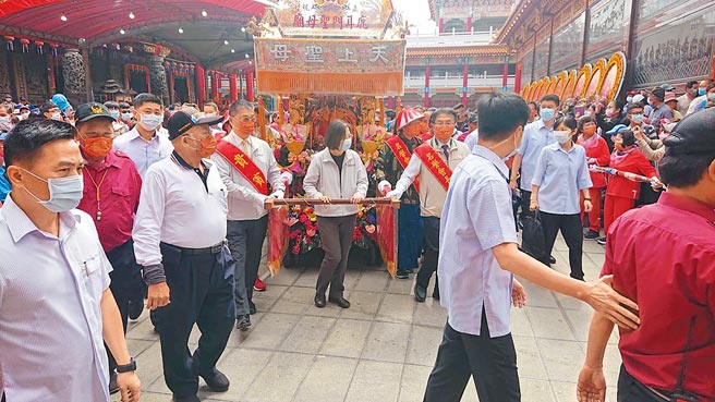 蔡英文总统（米白色夹克者）出席土城香盛会时，扶轿自庙殿走到门口牌楼。（程炳璋摄）