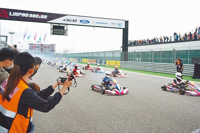 卡丁车队首刷丽宝国际赛道，场面壮观。（王文吉摄）