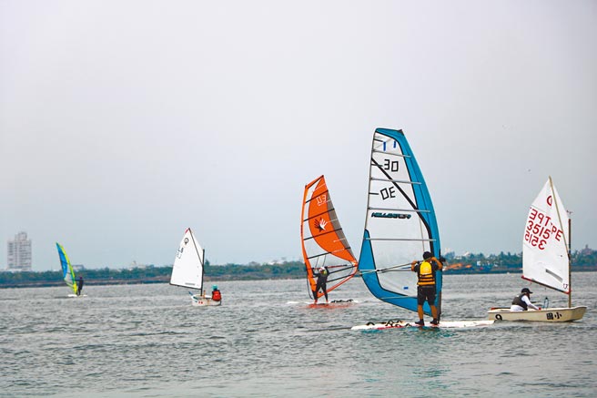 2021大鹏湾帆船生活节1日登场，随着百帆齐发，大鹏湾吹起海湾生活风。（谢佳潾摄）