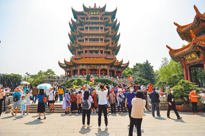 大陸交通運輸部評估，今年五一假期遊客人流量會超過疫情前的2019年五一假期。圖為1日武漢黃鶴樓遊人如織。（中新社）