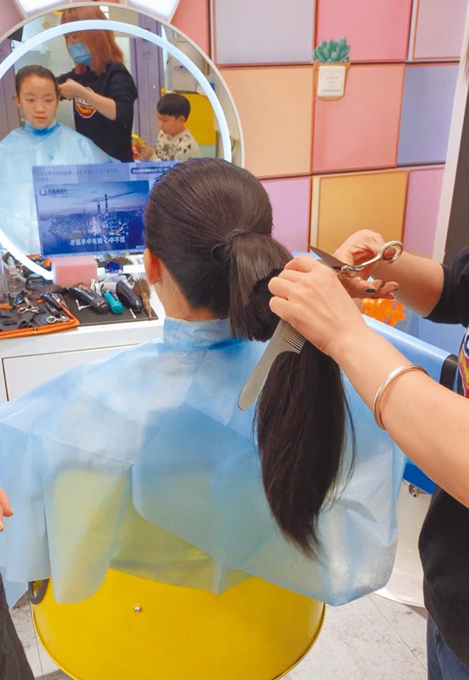 厦门一名13岁女孩蔡铷铮剪下留了3年的长髮，想捐给台湾癌症病童。（摘自海西晨报）