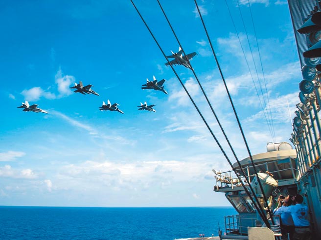 美國正副防長接連對亞太區域安全發表看法。圖為美國海軍羅斯福號航母戰鬥群4月與馬來西亞皇家空軍在南海演習。（摘自美國太平洋艦隊臉書）