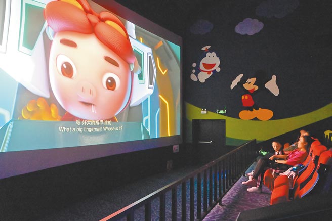 美国贸易代表署发布2021年度的智慧财产权特别保护《301报告》，中国连续第17年被列入「重点观察国家」。图为内蒙呼和浩特市的一家电影院。（中新社）