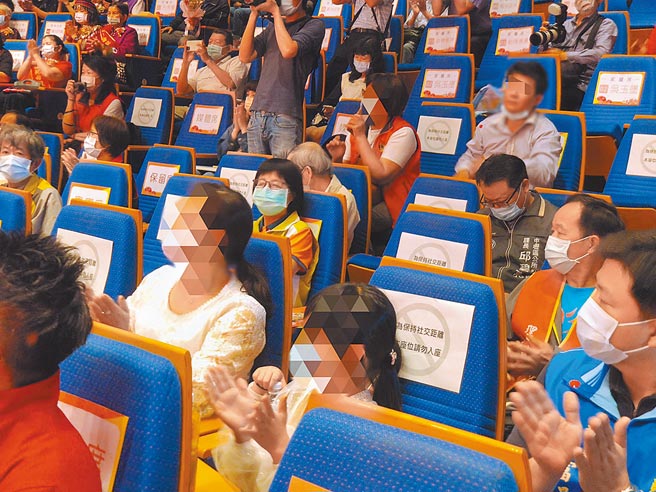 桃园市长郑文灿日前才宣布社区防疫等级提升，但1日的模范母亲表扬防疫就「掉漆」，部分有梅花座、部分没有，还有民眾未把口罩戴好，也不见有人劝导。（赖佑维摄）