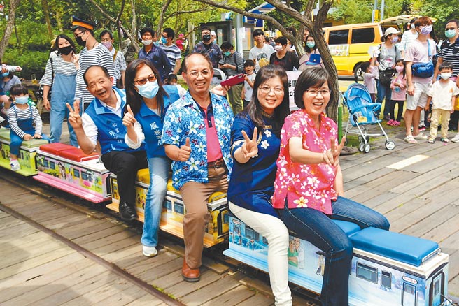 新竹县政府与横山乡公所主办的「横山乡艺桐遶山花音乐派对」在合兴车站热闹举办，吸引不少民眾参加。（庄旻静摄）