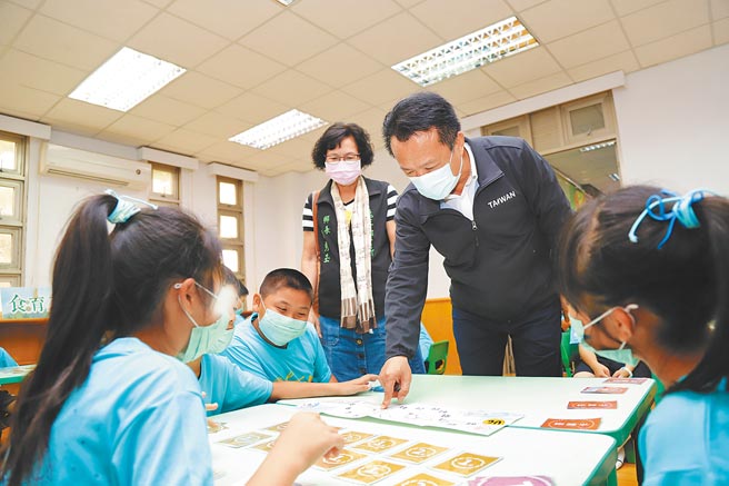 嘉义县长翁章梁（后排右一）参观资源中心内的展示，并聆听学生及青农的导览与分享。（张亦惠摄）