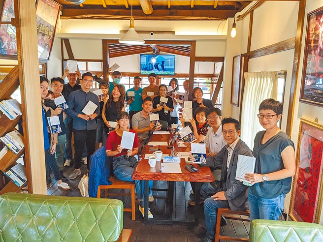 台東縣長饒慶鈴1日邀請台東青年及原住民青年文化觀察團成員共讀嚴長壽新書《我所嚮往的生活文明》。（蔡旻妤攝）