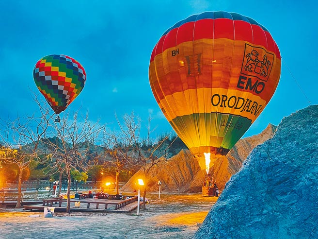高雄月世界的恶地形因缤纷的热气球测试升空，形成强烈对比，让网友惊呼连连，纷纷敲碗大喊好想搭乘。（高巿府观光局提供／曹明正高雄传真）