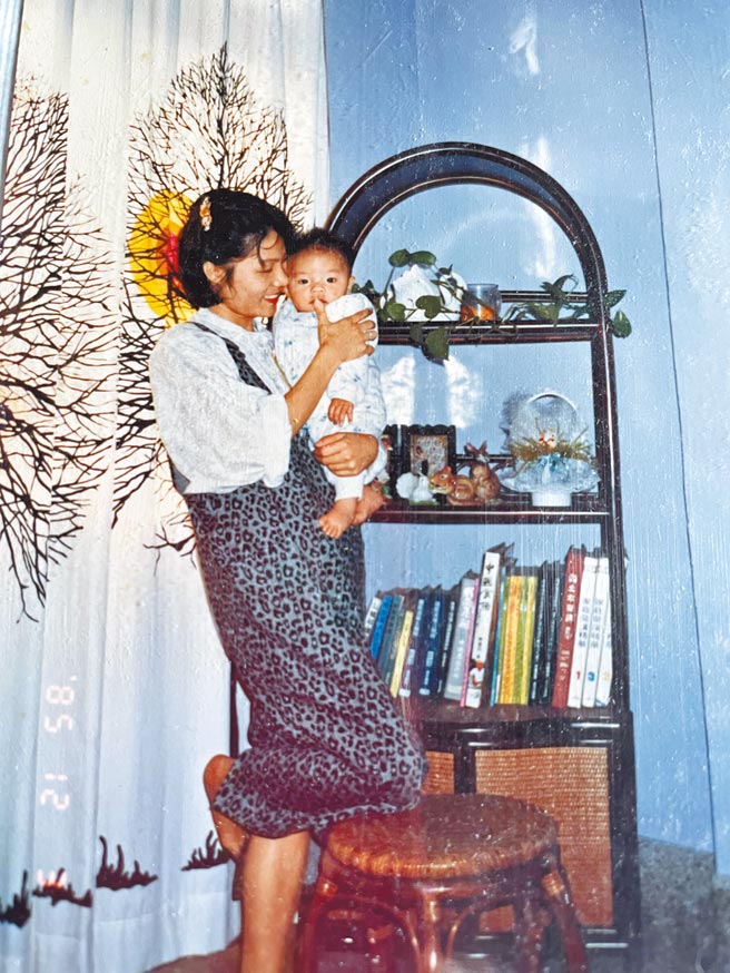 卢妈妈将小卢广仲抱在怀中。（添翼创越工作室提供）