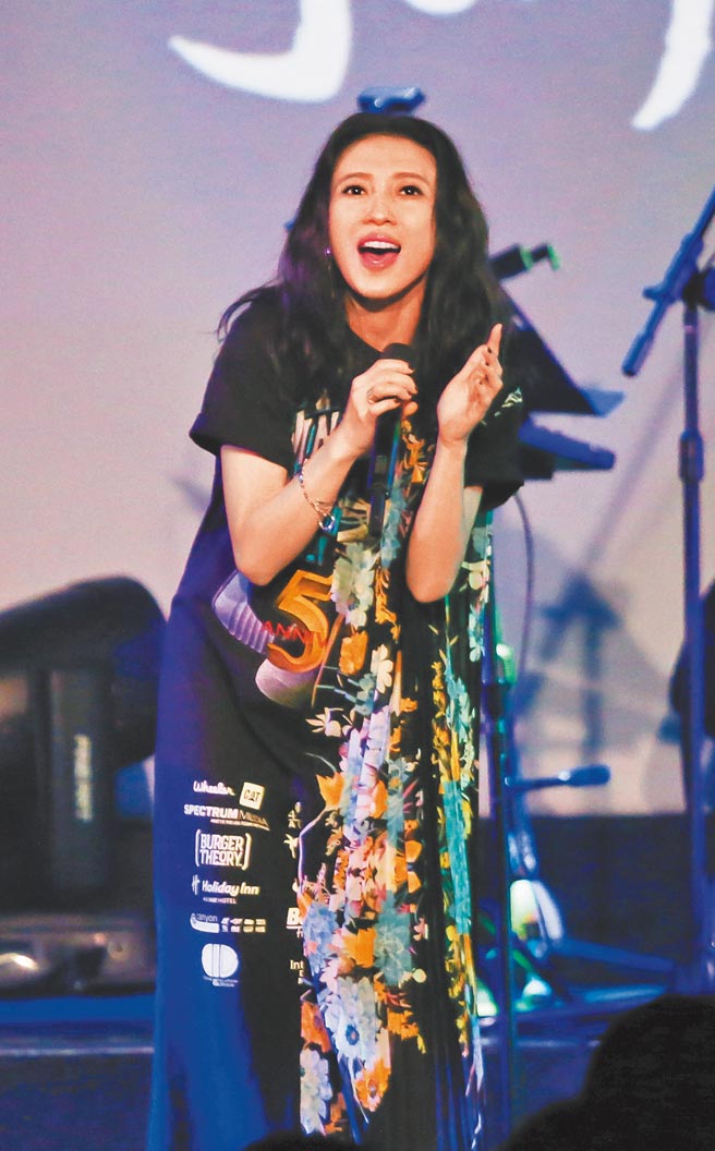 戴佩妮昨率领乐团「佛跳墙」在华山Legacy卖力飙唱。（罗永铭摄）