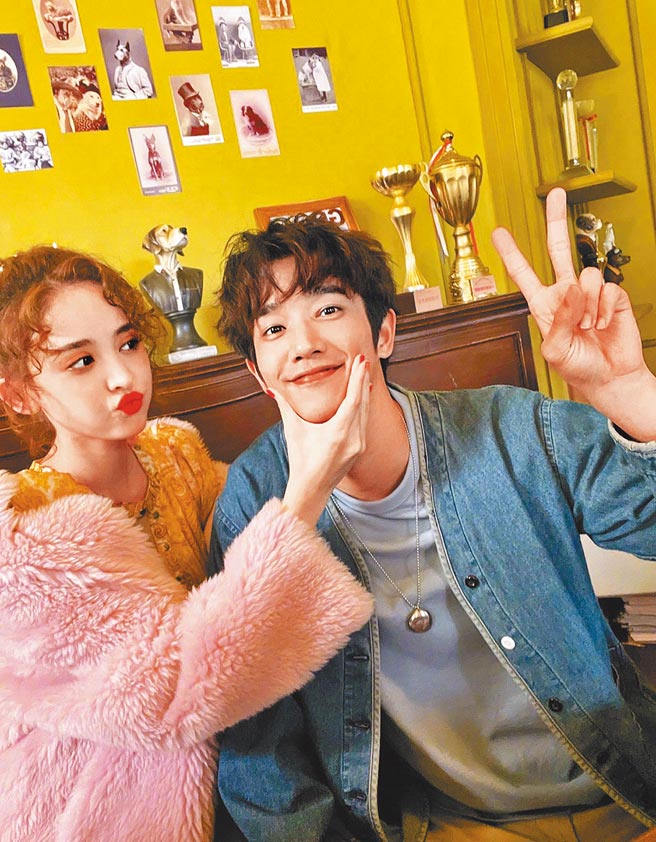 刘以豪（右）跟古力娜扎合拍新剧，戏外互动俏皮逗趣。（LiTV、刘以豪工作室提供）