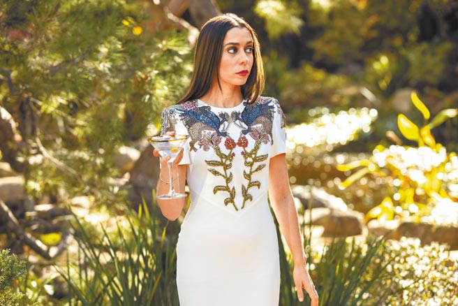 克莉丝汀剧中被充满控制欲的老公植入脑内晶片。（HBO提供）