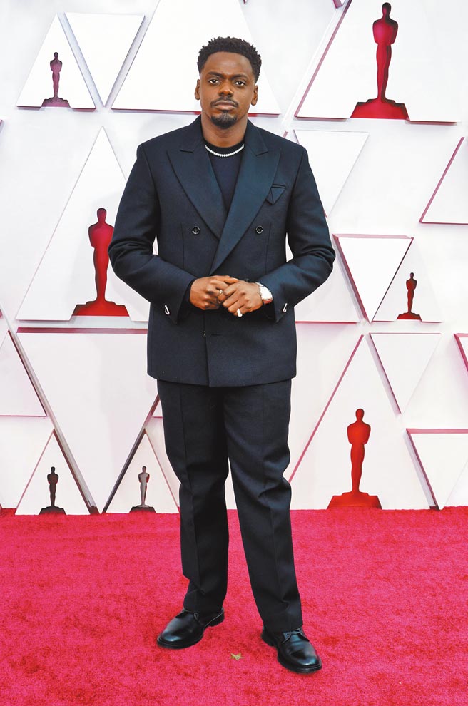 丹尼尔卡卢亚以深蓝色Bottega Veneta西装将脖子上的钻石项炼烘托得更亮眼。（路透）