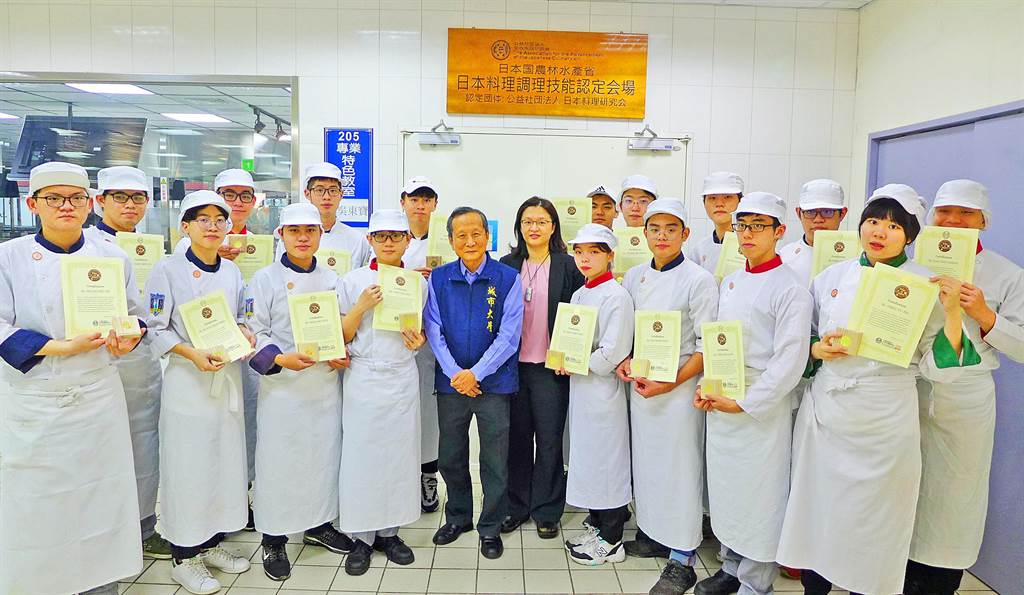 城市科大餐飲管理系19位學生獲頒日官方授予日料銅勳證照。（台北城市科大提供／林志成台北傳真）