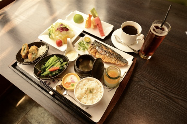 花季度假饭店「住一晚送一晚」，再送千元午餐。（柯宗纬翻摄）