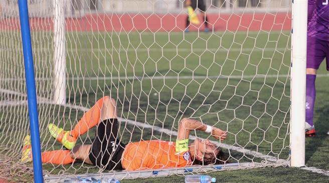 大同后卫李品贤第39分钟衝回球门线精彩解围，虽然重摔跌入门内受伤，最后仍撑完全场比赛。（中华足协提供）