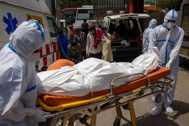 印度专家认为新增病例预计在5月第一周达到顶峰，每日新增确诊可能会飙升至每天50万人，但此一预估数字被认为过度乐观。（图／路透）