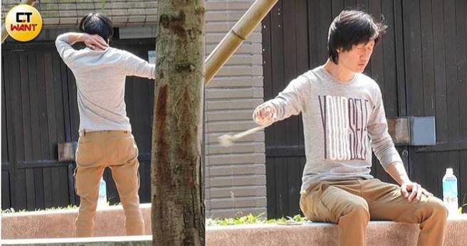 左手不时放到后颈抓痒的唐治平，坐下后仍不停地旋转佛牌，更闭上眼默念经文。（图／本刊摄影组）