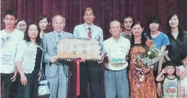 何振达激励人心的故事与善举，让他获选为中华民国建国百年芳草人物，当时全家人共同出席颁奖典礼，与有荣焉。（图／读者提供）