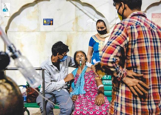 印度新冠恐怖最高峰來了 實際感染人數恐高出50倍。印度呼吸器和氧氣機大缺貨，圖為一名女性患者正在吸取氧氣。（路透）