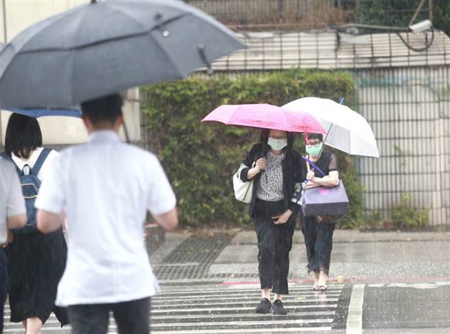 梅雨锋面周三袭台，全台有雨，周六、日下波锋面接力报到，台湾各地也容易被激发对流雨。(资料照 陈信翰摄)
