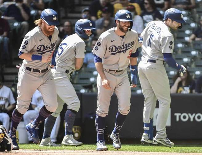 洛杉矶道奇单场狂打16分，普拉克(右)轰出满贯全垒打，个人单场8打点。（美联社）