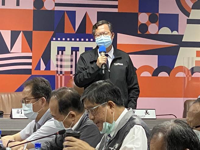 桃园市长郑文灿宣布桃园社区关怀据点停止2周、海风马拉松停办。(蔡依珍摄)