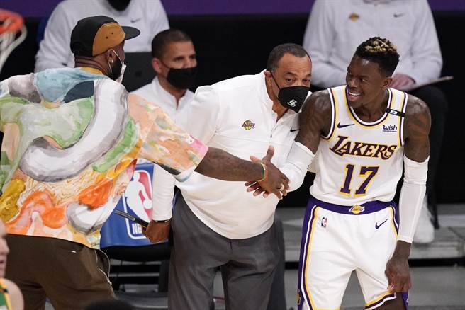 湖人后卫薛洛德(右)将因触发联盟健康与安全协议暂停出赛。(美联社资料照)