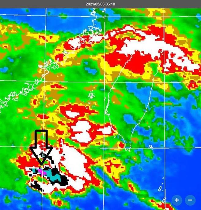 郑明典脸书分享，台湾外海出现「紫色强对流」。（翻摄郑明典脸书）