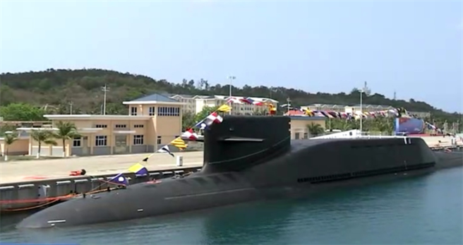 094A核动力弹道飞弹潜舰「长征18号」4月23日在中方海军成立72周年庆中服役。（央视）