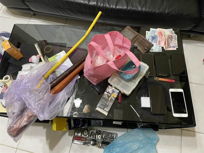 员警在现场查获犯罪工具木棍、木棒及破损的安全帽等证物。（翻摄照片／陈彩玲基隆传真）