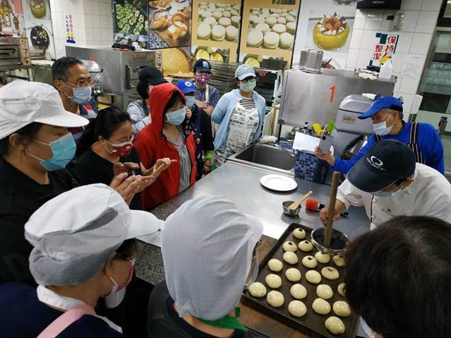 （台北市職能發展學院推出中高齡及高齡者體驗營課程-「幸福烘焙」。圖／北市勞動局提供）