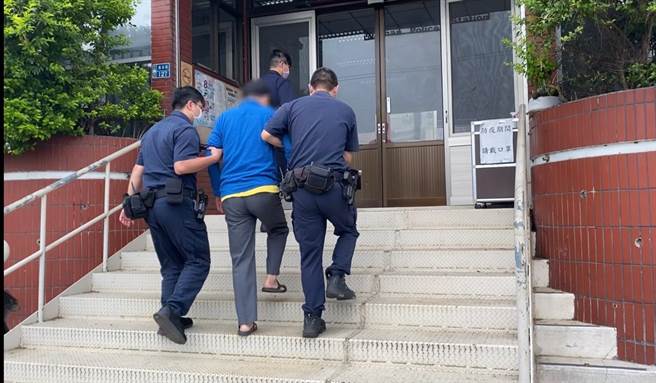 高雄凤山文南街3日清晨惊传杀妻案，年迈78岁的王姓男子疑似与妻子在家中发生争执，王男一气之下，愤而持水果刀对妻子很砍8刀，目前警方正厘清行凶原因。（翻摄画面／洪浩轩高雄传真）