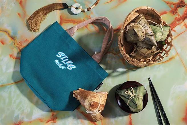 （台南晶英酒店推出「晶霸粽香福袋」禮袋，盛裝五顆鹹粽，每組售價1,180元。圖／台南晶英酒店）