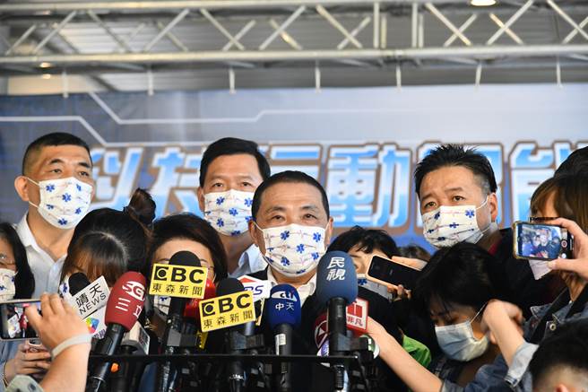 新北市长侯友宜则说，每一件事情都是善意提醒，地方一定要补足中央没有看到的地方。（叶书宏摄）