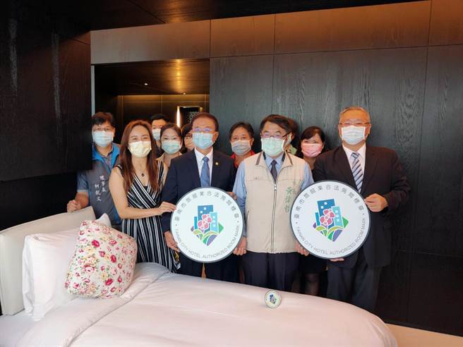 台南市政府观光旅游局全台首创核发全市1万3800多间合法房间标章，并要求旅馆业者贴在合法房间内的明显处。（洪荣志摄）