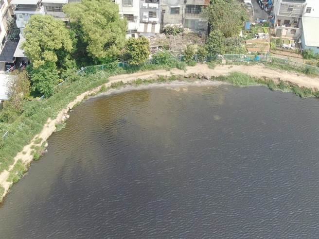 中坜地区的埤塘近2个月来遭业者倾倒粪水，边缘都遭淤泥污染发出恶臭。（保七刑大提供）