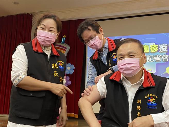 花莲县长徐榛蔚卷起副县长顏新章的袖子后，还一度建议他要勤运动，练肌肉，幽默对话令现场笑声不断。（罗亦晽摄）