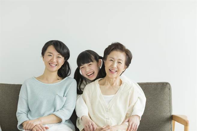 （母親節將至，全球人壽建議媽媽們可依小孩成長階段，安排自己的保單，愛自己也照顧到家庭。全球人壽提供）