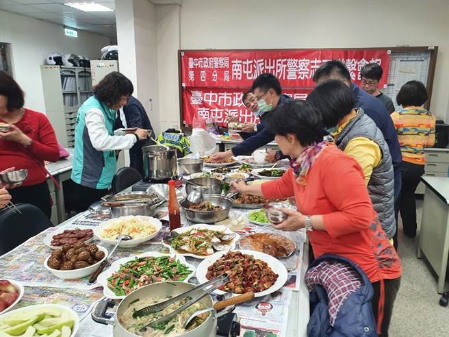 志工以一人一菜与警察联繫感情，慰劳辛苦员警，也分享担任志工的乐趣。（民眾提供／卢金足台中传真）