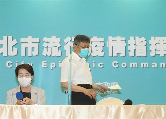 台北市长柯文哲（右）3日出席防疫记者会表示，防疫措施随时保持滚动式修正，有问题才会升高防疫层级，呼吁市民朋友口罩戴好，室内活动尽量维持实联制，图左为副市长黄珊珊。(陈怡诚摄)
