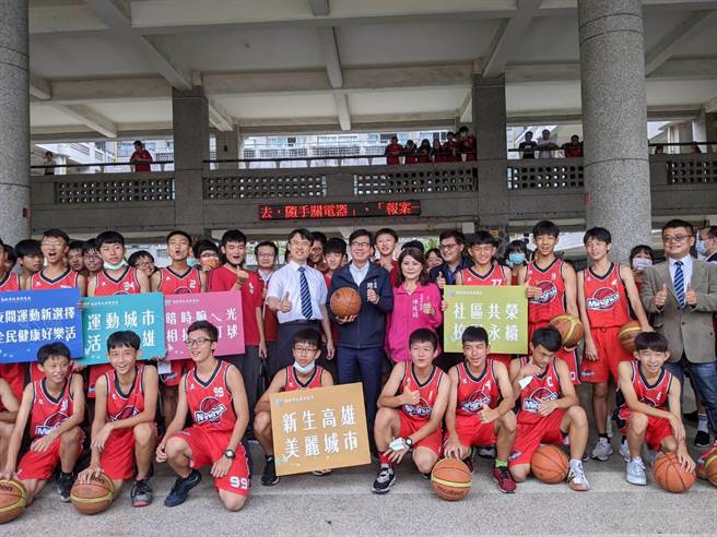 明华国中将建置现代化半户外篮球场，高雄巿长陈其迈（中）3日前往会勘，学校师生争相合影。（曹明正摄）