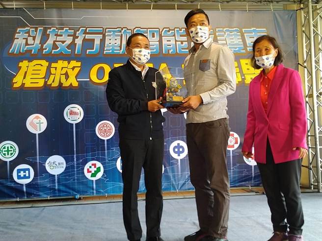 侯友宜今表示，宣布校庆园游会有吃的都不可办。（新北市消防局提供