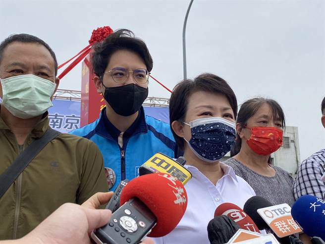 台中市長盧秀燕（前）受訪時表示，面對疫情千萬不要掉以輕心。（張妍溱攝）