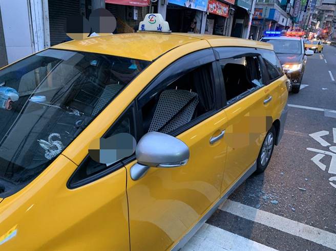 小黄运将因不愿违规迴转遭酒客殴伤，事发后双方互控伤害，警方依法将人送办。（李文正翻摄）