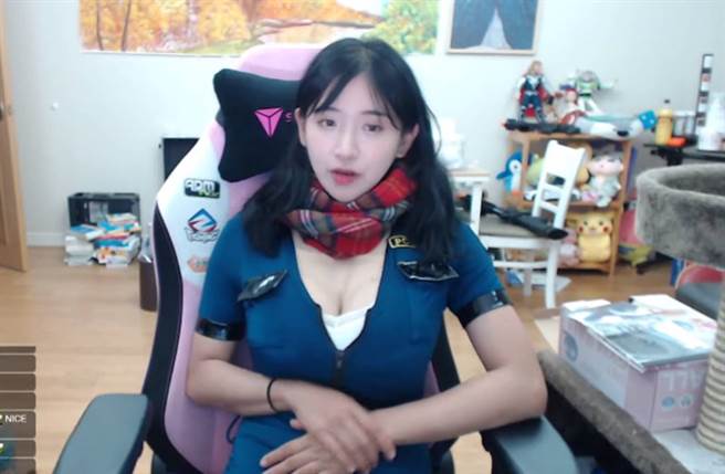 企鹅妹在直播自曝隆乳。(图／翻摄自企鹅妹twitch)